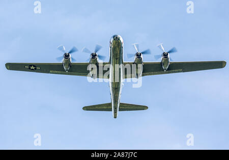 YPSILANTI, Michigan / STATI UNITI D'America - 26 agosto 2018: una guerra mondiale II SER B-29 Superfortress proviene in per un atterraggio al 2018 Thunder su airshow Michigan. Foto Stock