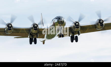 YPSILANTI, Michigan / STATI UNITI D'America - 26 agosto 2018: una guerra mondiale II SER B-29 Superfortress proviene in per un atterraggio al 2018 Thunder su airshow Michigan. Foto Stock