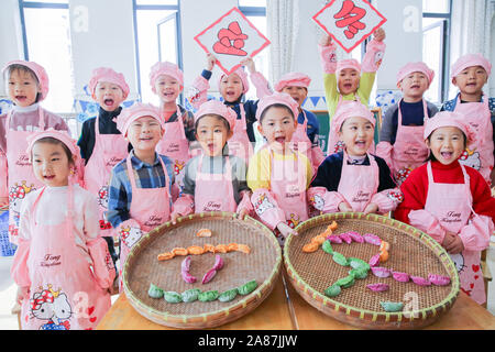 Jiangsu, Jiangsu, Cina. 7 Nov, 2019. Jiangsu, Cina-Il 7 novembre 2019, Rugao sana scuola materna nella provincia di Jiangsu ha lanciato il tema attività di " fare gnocchi di patate, conoscendo usanze popolari e compiacendosi dell'inizio dell'Inverno''.I bambini a imparare a fare degli gnocchi e comprendere la dogana dell'inizio dell'inverno. Credito: SIPA Asia/ZUMA filo/Alamy Live News Foto Stock