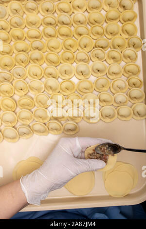 L'uomo azienda pelmeni e carni macinate, vista dall'alto Foto Stock