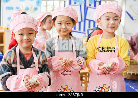 Jiangsu, Jiangsu, Cina. 7 Nov, 2019. Jiangsu, Cina-Il 7 novembre 2019, Rugao sana scuola materna nella provincia di Jiangsu ha lanciato il tema attività di " fare gnocchi di patate, conoscendo usanze popolari e compiacendosi dell'inizio dell'Inverno''.I bambini a imparare a fare degli gnocchi e comprendere la dogana dell'inizio dell'inverno. Credito: SIPA Asia/ZUMA filo/Alamy Live News Foto Stock