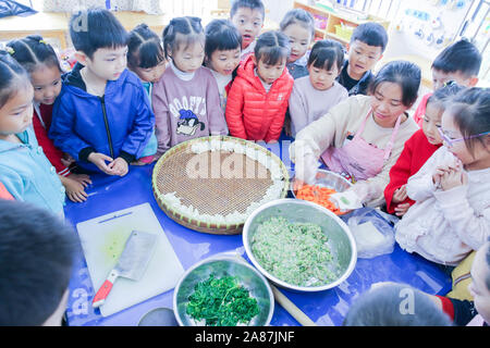 Jiangsu, Jiangsu, Cina. 7 Nov, 2019. Jiangsu, Cina-Il 7 novembre 2019, Rugao sana scuola materna nella provincia di Jiangsu ha lanciato il tema attività di " fare gnocchi di patate, conoscendo usanze popolari e compiacendosi dell'inizio dell'Inverno''.I bambini a imparare a fare degli gnocchi e comprendere la dogana dell'inizio dell'inverno. Credito: SIPA Asia/ZUMA filo/Alamy Live News Foto Stock