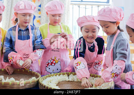 Jiangsu, Jiangsu, Cina. 7 Nov, 2019. Jiangsu, Cina-Il 7 novembre 2019, Rugao sana scuola materna nella provincia di Jiangsu ha lanciato il tema attività di " fare gnocchi di patate, conoscendo usanze popolari e compiacendosi dell'inizio dell'Inverno''.I bambini a imparare a fare degli gnocchi e comprendere la dogana dell'inizio dell'inverno. Credito: SIPA Asia/ZUMA filo/Alamy Live News Foto Stock