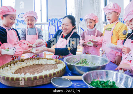 Jiangsu, Jiangsu, Cina. 7 Nov, 2019. Jiangsu, Cina-Il 7 novembre 2019, Rugao sana scuola materna nella provincia di Jiangsu ha lanciato il tema attività di " fare gnocchi di patate, conoscendo usanze popolari e compiacendosi dell'inizio dell'Inverno''.I bambini a imparare a fare degli gnocchi e comprendere la dogana dell'inizio dell'inverno. Credito: SIPA Asia/ZUMA filo/Alamy Live News Foto Stock