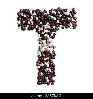 La lettera 'T' dell'alfabeto inglese da chicchi colorati su un isolato bianco sullo sfondo. Viola, Bianco, Marrone fagioli pattern. cibo sano concetto. L Foto Stock