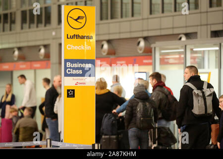 Amburgo, Germania. 07 Nov, 2019. I passeggeri sono in piedi accanto a un segno di Lufthansa all'Aeroporto di Amburgo la mattina. Gli assistenti di volo' unione Ufo è in sciopero a Lufthansa. Credito: Bodo segna/dpa/Alamy Live News Foto Stock