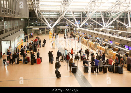 Amburgo, Germania. 07 Nov, 2019. Al mattino, viaggiatori stand presso un banco per il check-in. Gli assistenti di volo' unione Ufo è in sciopero a Lufthansa. Credito: Bodo segna/dpa/Alamy Live News Foto Stock