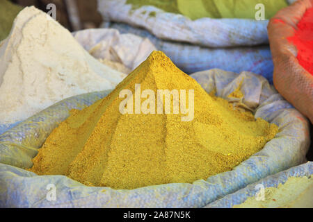 Spice sul mercato locale nel villaggio Al-Mahwit, Yemen Foto Stock