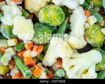Fette di verdure congelate su uno sfondo bianco. Foto di cibo. Foto Stock