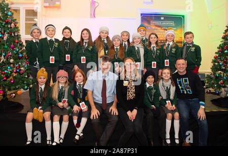 Famiglie locali da Porth in Rhondda sono stati trattati per un extra speciale serata di festa mercoledì, come M&S in scena la premiere della sua Gastronomia natalizia annuncio TV nella hall della scuola di Ysgol Gynradd Llwyncelyn. La scuola primaria del pluripremiato coro fornisce la colonna sonora dell'annuncio con una nuova disposizione dei Fleetwood Mac i Albatross, la mitica tune dietro il "Questo è non solo qualsiasi campagna". Foto Stock