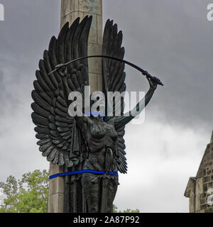 CHRISTCHURCH, Canterbury/NUOVA ZELANDA - Gennaio 30, 2016: [WW1 Memorial angelo di bronzo statua trattenuto per tenere il suo sicuro da tremori e scosse di assestamento fr Foto Stock