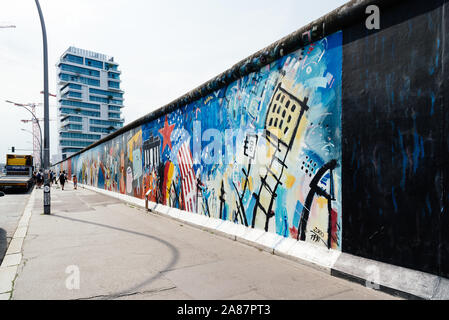 Berlino, Germania - Luglio 29, 2019: East Side Gallery nel celebre Muro di Berlino dividendo Est e Germania Ovest. Foto Stock