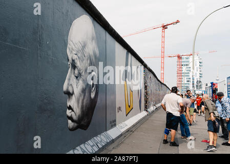 Berlino, Germania - Luglio 29, 2019: East Side Gallery nel celebre Muro di Berlino dividendo Est e Germania Ovest. Foto Stock