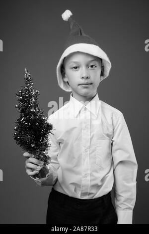 Ragazzo giovane come imprenditore pronto per il Natale in bianco e nero Foto Stock