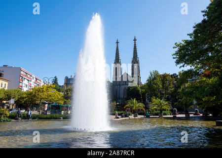 Un soleggiato nella tarda estate del giorno presso la chiesa evangelista a Baden Baden nella Foresta Nera, a sud-ovest della Germania Europa UE Foto Stock