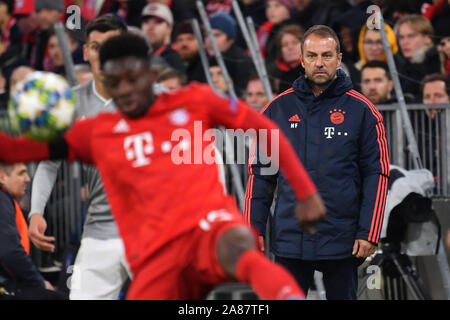 Monaco di Baviera, Deutschland. 6 Nov, 2019. FC Bayern München-Olympiacos FC (Pireo) 2-0, calcio Champions League, gruppo B, fase di gruppo, 4.Spieltag, 06.11.2019. Hans Dieter Flick (Hansi, pullman Bayern Monaco di Baviera) orologi l'azione. ALLIANZAREN A. DFL REGOLAMENTO VIETA QUALSIASI USO DI FOTOGRAFIE come sequenze di immagini e/o quasi video. | Utilizzo di credito in tutto il mondo: dpa/Alamy Live News Foto Stock