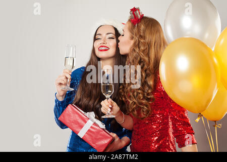 Ritratto di giovane donna con il regalo di Natale scatole Foto Stock