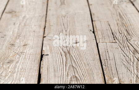 Vintage pavimento in legno fatto di grezzo rovere sbiancato, schede foto di sfondo con messa a fuoco selettiva e effetto prospettico Foto Stock