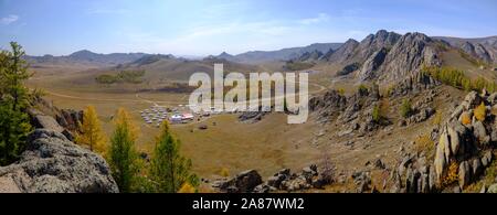 Panorama, yurta, camp sotto le formazioni rocciose in Gorchi-Terelj National Park, Gorchi-Tereldsch National Park, Ulaanbaatar, Ulan Bator, Mongolia Foto Stock