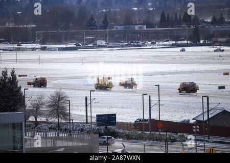 Portland, Oregon / USA Febbraio 2019: spazzaneve rimozione neve dall' aeroporto di rullaggio e piste dell'Aeroporto Internazionale di Portland (PDX) Foto Stock