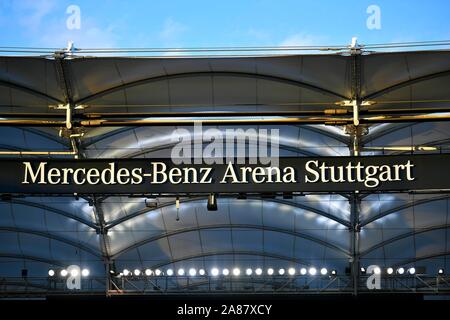 Tribune con caratteri della Mercedes-Benz Arena, Stoccarda, Baden-Württemberg, Germania Foto Stock