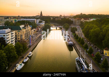 Il fiume Aura attraversa la città di Turku, in Finlandia Foto Stock