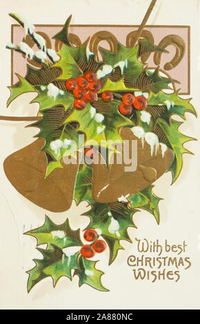 Un colorato vintage Merry Christmas card con holly e campane sendt da New York USA ca 1910 Foto Stock