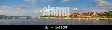 Nessebar, Bulgaria - 07.09.2019. Vista panoramica dal mare alla città di Nessebar, Bulgaria, su una soleggiata giornata estiva Foto Stock