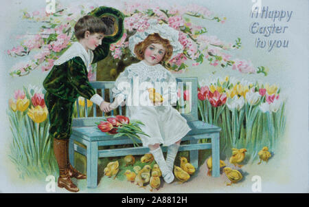 Carino coppia giovane su un banco di lavoro con fiori di primavera la fioritura e pulcini di colore giallo in un colorato vintage Pasqua post card utilizzata nel 1909 NEGLI STATI UNITI Foto Stock