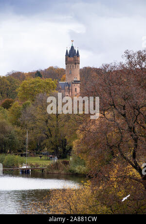 Potsdam, Germania. 05 Nov, 2019. La torre di Flatow in Park Babelsberg sopra il Lago profondo tra alberi autunnali. Credito: Soeren Stache/dpa-Zentralbild/ZB/dpa/Alamy Live News Foto Stock