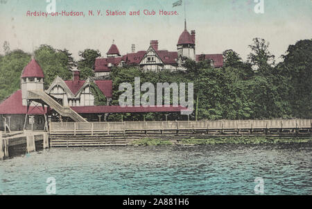 Ardsley-su-Hudson, N.Y. stazione e Club House, vintage colorizzato post card con edifici e pier visto dal fiume, utilizzato nel 1910 Foto Stock