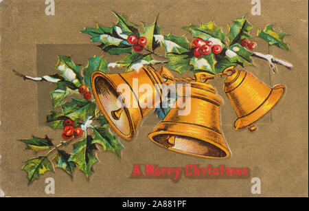 Un colorato vintage Merry Christmas card con holly e campane sendt da New York USA ca 1910 Foto Stock