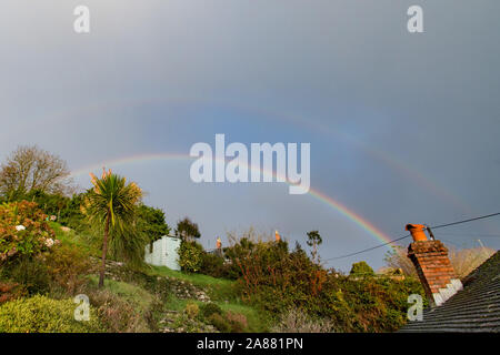 Mousehole, Cornwall, Regno Unito.Il 7 novembre 2019. Regno Unito Meteo. Acquazzoni e grandine interessano molto di Cornovaglia questa mattina. Visto qui un arcobaleno come la prossima doccia approcci. Simon credito Maycock / Alamy Live News. Foto Stock