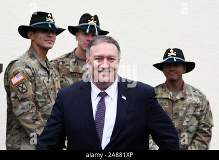 Grafenwöhr, Germania. 7 Nov 2019. Mike Pompeo, il Segretario di Stato americano, parla con i soldati USA in Grafenwöhr. Foto: Jens Meyer/AP/piscina dpa Credito: dpa picture alliance/Alamy Live News Foto Stock