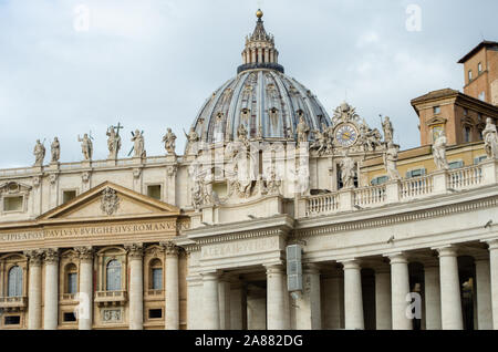 Basilica di San Pietro visto dalla piazza Foto Stock