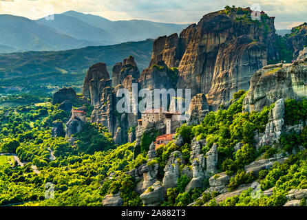 I monasteri di Roussanou, San Nicola Anapafsas e la trasfigurazione di Cristo a Meteora in Grecia Foto Stock