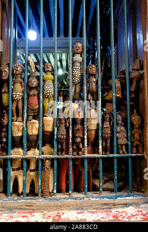 Legno africano scolpito bambole in vetrina in Stone Town Zanzibar Foto Stock