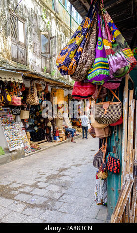 Negozi curioso per le strade di Stone Town Zanzibar, Tanzania Foto Stock