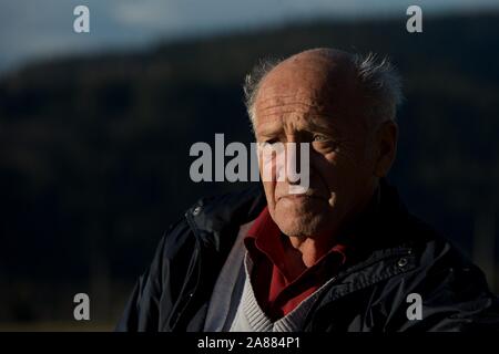 ***Dicembre 23, 2015, FILE FOTO*** Ultimo cecoslovacco di primo ministro Jan Strasky morì all'età di 78 oggi, il 6 novembre 2019, Jan Havelka, presidente onorario della Repubblica ceca turisti Club (KCT), che è stata presieduta da Strasky prima, detto ai giornalisti oggi, facendo riferimento alla famiglia e conferma le informazioni di Denik. Dopo la Cecoslovacchia suddiviso in 1993, Strasky servito come il trasporto e più tardi ministro della sanità del governo ceco. Egli è stato un membro della nazionale ceca del Consiglio e della Camera dei Deputati, membro del Civico partito democratico (ODS) e più tardi della libertà U Foto Stock