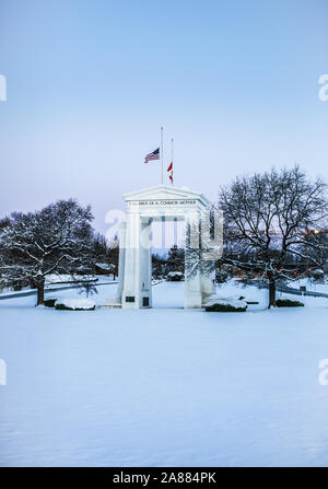 Arco della Pace all'Arco della Pace del valico di frontiera a confine con il Canada tra Stato di Washington e British Columbia a Blaine (US) e Douglas (BC) Foto Stock