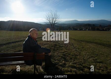 ***Dicembre 23, 2015, FILE FOTO*** Ultimo cecoslovacco di primo ministro Jan Strasky morì all'età di 78 oggi, il 6 novembre 2019, Jan Havelka, presidente onorario della Repubblica ceca turisti Club (KCT), che è stata presieduta da Strasky prima, detto ai giornalisti oggi, facendo riferimento alla famiglia e conferma le informazioni di Denik. Dopo la Cecoslovacchia suddiviso in 1993, Strasky servito come il trasporto e più tardi ministro della sanità del governo ceco. Egli è stato un membro della nazionale ceca del Consiglio e della Camera dei Deputati, membro del Civico partito democratico (ODS) e più tardi della libertà U Foto Stock