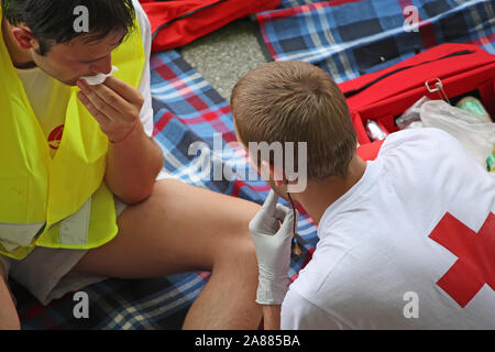 Primo aiuto sull'incidente stradale Foto Stock