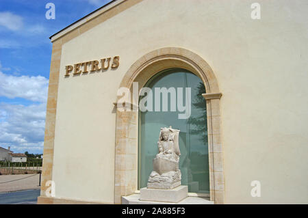 Lo Chateau Petrus wine estate con statua di St Pierre, a Pomerol nella regione di Bordeaux, Gironde, Nouvelle Aquitaine, Francia Foto Stock