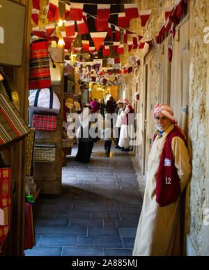 Marzo 17, 2019: interni Souq Waqif considerata una delle migliori località per i turisti a Doha e osservato per la vendita di indumenti tradizionali, spezie, handicraf Foto Stock