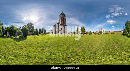 Visualizzazione panoramica a 360 gradi di Full seamless hdri panorama a 360 gradi angolo di vista la facciata della chiesa nella bellissima medievale di decorazione neogotica architettura nel piccolo villaggio di