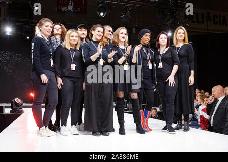 Parigi, Francia. 02 Nov, 2019.SLA Paris - ufficiale per il make-up artist della sfilata in occasione del venticinquesimo anniversario del Salon du Chocolat organizzato per i bambini Foto Stock