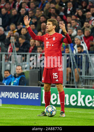 Champions League, Munich-Piraeus, Monaco di Baviera il 6 novembre 2019. Thomas MUELLER, Müller, FCB 25 figura intera, azione singola immagine singola azione, FC Bayern Munich - OLYMPIACOS PIREO 2-0 di calcio UEFA Champions League , Monaco di Baviera, Novembre 06, 2019, STAGIONE 2019/2020, fase di gruppo ,gruppo B, FCB, Rossi, Baviera München © Peter Schatz / Alamy Live News Foto Stock