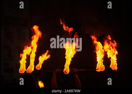 L'uomo intrattiene il pubblico con l aiuto di un incendio durante il perehera in srilanka Foto Stock