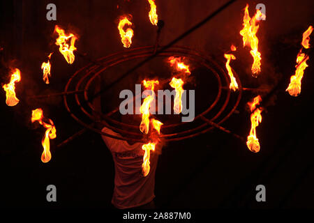 L'uomo intrattiene il pubblico con l aiuto di un incendio durante il perehera in srilanka Foto Stock