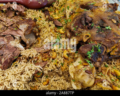 Arabo ouzi riso di agnello. Un genere di riso arabo tradizionale servito con gambo di agnello. Agnello farcito con riso Foto Stock